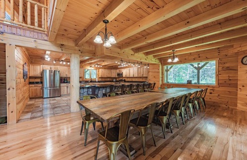 Logan Cabin | Blue Ridge Lodge: Handicap Access Multi-Gen 8 bedroom estate in Hocking Hills