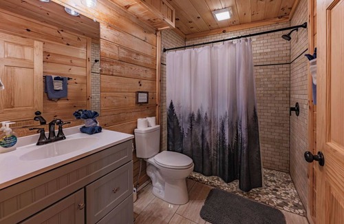 Logan Cabin | Blue Ridge Lodge: Handicap Access Multi-Gen 8 bedroom estate in Hocking Hills