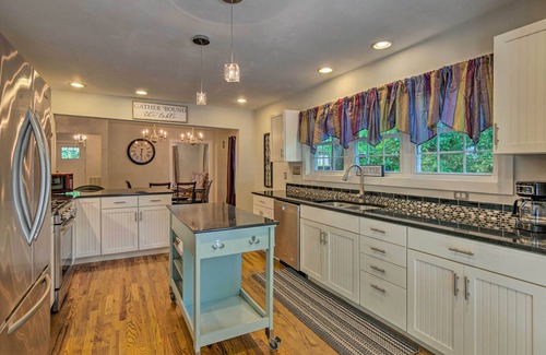 Hendersonville House | Blue Ridge Mountains Cottage w/Pergola & Fire Pit