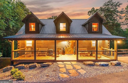 My Mountain Cabin | Blue Ridge Shadows Lodge: Escape to the serene Blue Ridge Mountains