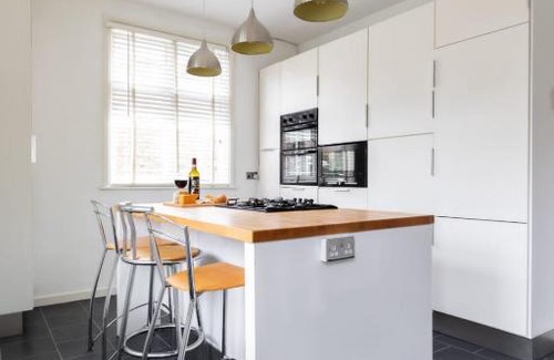 Westcliff-on-Sea Apartment | Blue Sea View Apartment