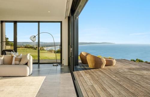 Lennox Head House | Blue Seas encapsulates the essence of breathtaking views