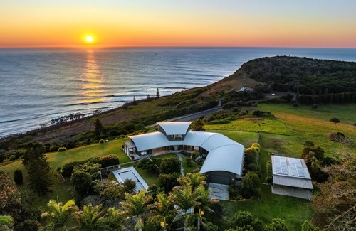Lennox Head House | Blue Seas encapsulates the essence of breathtaking views