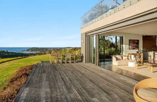 Lennox Head House | Blue Seas encapsulates the essence of breathtaking views