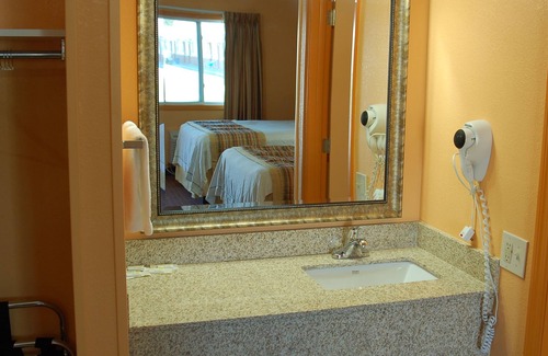 South Glens Falls Hotel | BLUE SKY INN Glens Falls-Saratoga-Lake George