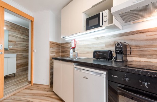 Peniche de Cima Apartment | Blue Studio with shared patio, 200 meters, 3 min by foot Beach of Peniche