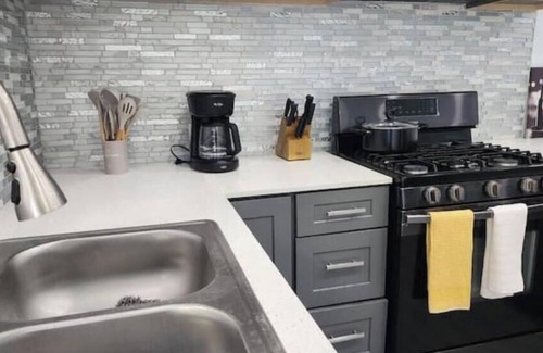 Nassau House | Blue Turtle 6-bedroom house in welcoming Nassau with WiFi, AC