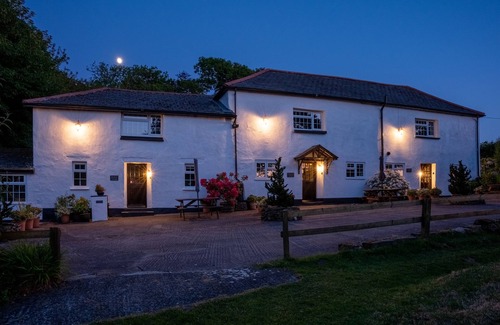 Whitstone Cottage | BLUEBELL, character holiday cottage, with a garden in Whitstone