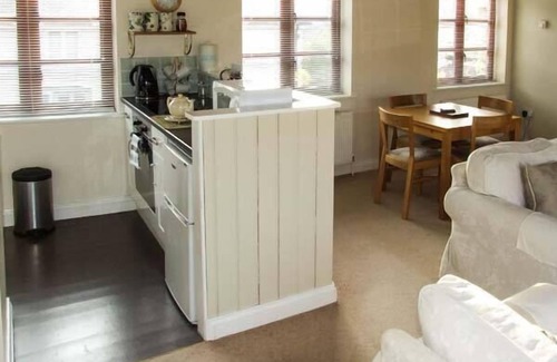Newnham Cottage | BLUEBELL COTTAGE, family friendly, with a garden in Newnham-On-Severn