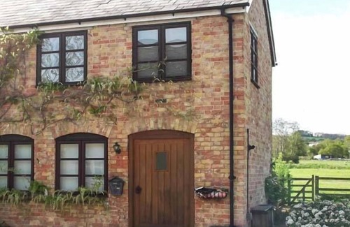 Newnham Cottage | BLUEBELL COTTAGE, family friendly, with a garden in Newnham-On-Severn