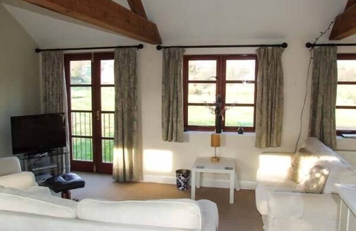 Newnham Cottage | BLUEBELL COTTAGE, family friendly, with a garden in Newnham-On-Severn