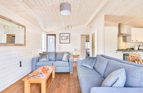 Saltash House | BLUEBELL LODGE, pet friendly, with hot tub in Saltash