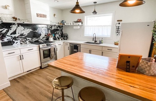 Orchard District House | Bluebird Day - Pilot Butte Pad