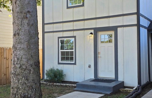 Denison House | Bluebonnet Cottage Duplex in Downtown Denison-Perfect Blend of Charm & Comfort