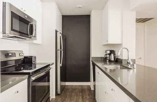 Los Angeles Apartment | Blueground | Burbank, pool & bbq, nr studios