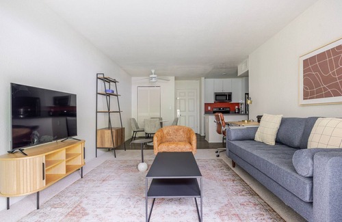 Los Angeles Apartment | Blueground | Burbank, pool & gym, nr studios