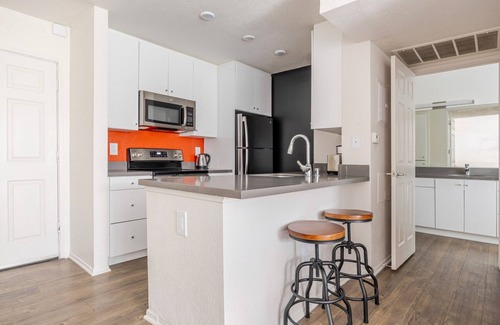 Los Angeles Apartment | Blueground | Burbank, pool & gym, nr studios