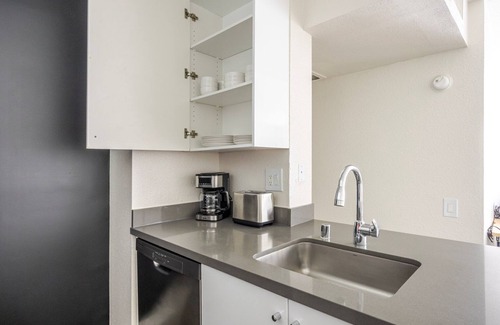 Los Angeles Apartment | Blueground | Burbank, pool & gym, nr studios