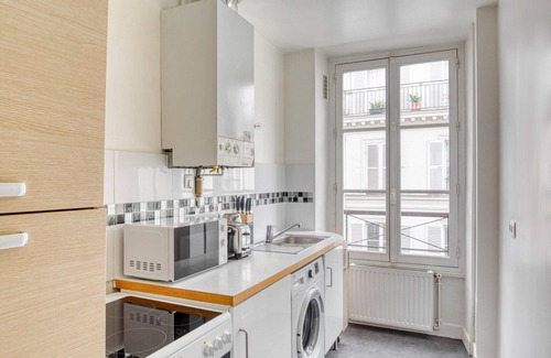 8th Arrondissement Apartment | Blueground | Champs Elysées, office, furnished