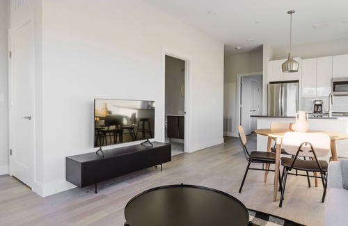 Central-Maverick Square - Paris Street Apartment | Blueground | East Boston, AC, nr parks & beach