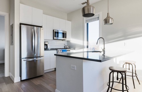 Central-Maverick Square - Paris Street Apartment | Blueground | East Boston, AC, nr parks & beach