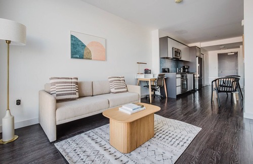 Central-Maverick Square - Paris Street Apartment | Blueground | East Boston, art & pool, nr park