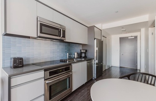 Central-Maverick Square - Paris Street Apartment | Blueground | East Boston, art & pool, nr park