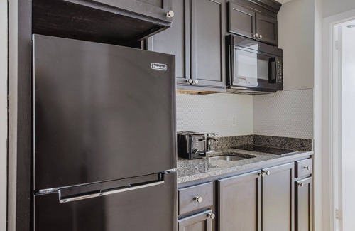 Georgetown Apartment | Blueground | Georgetown, AC & w/d, walk to shops