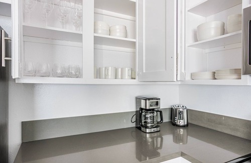 Beverly Grove Apartment | Blueground | Melrose, fireplace, nr Griffith Park