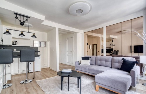 Sorbonne Apartment | Blueground | Odéon, nr Notre-Dame & Seine