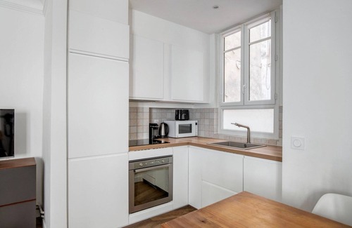 Quartier de Rochechouart Apartment | Blueground | Pigalle, near shops & landmarks