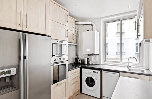 Auteuil Apartment | Blueground | Porte Saint Cloud, near sports