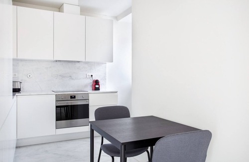 Lisbon Old Town Apartment | Blueground | Santo António, pool & parking