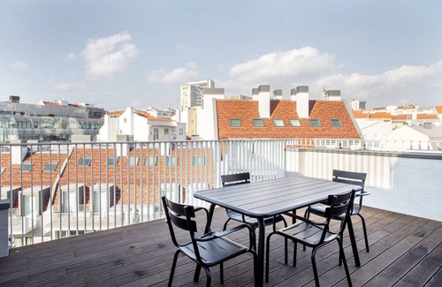 Lisbon Old Town Apartment | Blueground | Santo António, pool & parking