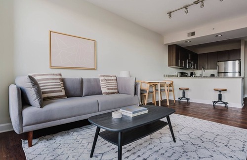 Shaw Apartment | Blueground | Shaw, pool & w/d, nr Convention Center