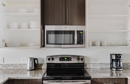 Shaw Apartment | Blueground | Shaw, pool & w/d, nr Convention Center