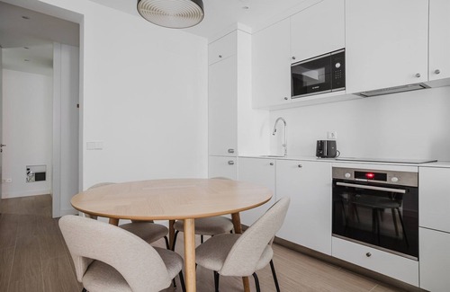 Trafalgar Apartment | Blueground | Trafalgar, AC & w/d, nr Olavide