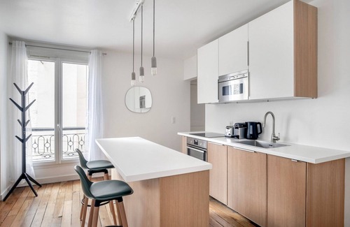 Porte-Dauphine Apartment | Blueground | Trocadéro, elev, nr Eiffel Tower