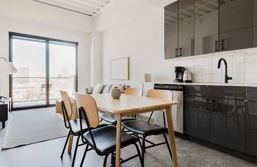 West Loop Apartment | Blueground | West Loop, gym & bbq, nr Willis Tower