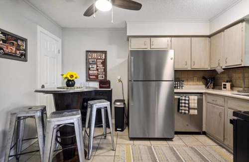 Long Beach Apartment | Blues Bungalow! Minutes to the Beach, Shopping, & Downtown!