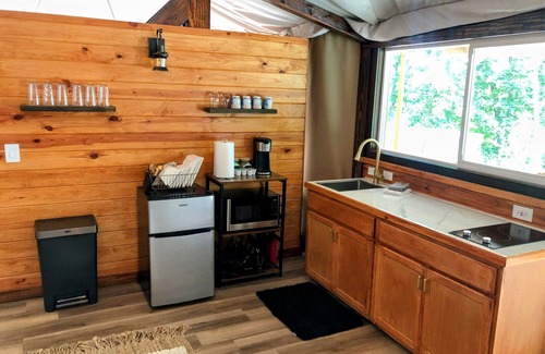 Altamont RV Rental | Bluff side retreat: luxe tent with spa tub & breathtaking views near Savage Gulf