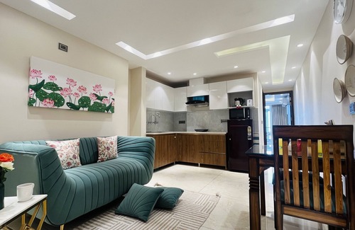 Sector 14 Hotel | BluO 1BHK Suite - Balcony, Lift, Gym, Parkingn