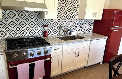 Flagstaff House | Blushing Bungalow w/AC, Fenced Yard, W/D, Garage, Speedy WiFi, 3 Smart TVs.