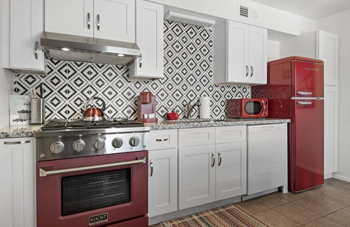 Flagstaff House | Blushing Bungalow w/AC, Fenced Yard, W/D, Garage, Speedy WiFi, 3 Smart TVs.