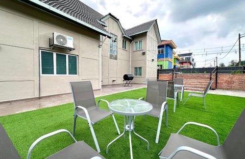 Bandar Country Homes Villa | BNB Country Homestay, Rawang - 16 pax, pool, huge garden