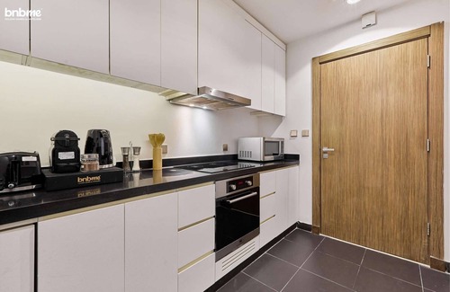 Al Olaya District Apartment | bnbme | Luxury Damac Apt near Kingdom Tower | Pool & Gym