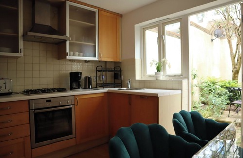 Bunhill Apartment | BnBNook - 4BR Townhouse - West End and Farringdon
