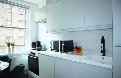 St Luke's Apartment | BnBNook - Bright 1BR by Barbican and St. Paul's