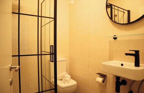 St Luke's Apartment | BnBNook - Bright 1BR by Barbican and St. Paul's
