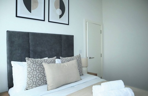 St Luke's Apartment | BnBNook - Bright 1BR by Barbican and St. Paul's